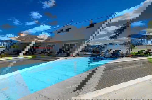 Foto 55 - Matohanci Dazzling Villa With Pool