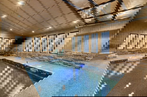 Foto 2 - Indoor Pool Hot Tub Firepit Theater All-season Retreat Kings Crown by Avantstay