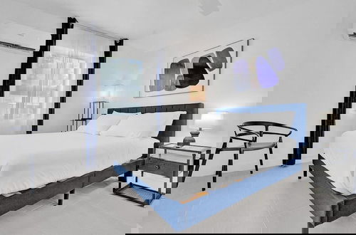Foto 3 - Modern Hallandale Apt w/ Backyard Near Beach