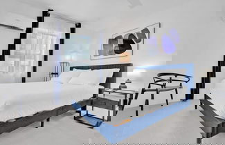 Foto 3 - Modern Hallandale Apt w/ Backyard Near Beach