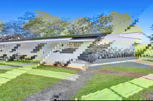 Foto 43 - Modern Hallandale Apt w/ Backyard Near Beach