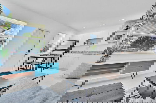 Foto 20 - Modern Hallandale Apt w/ Backyard Near Beach