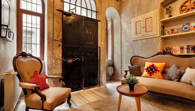 Lobby lounge