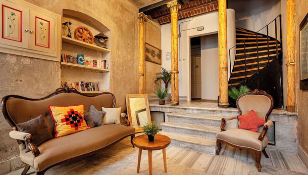Lobby lounge