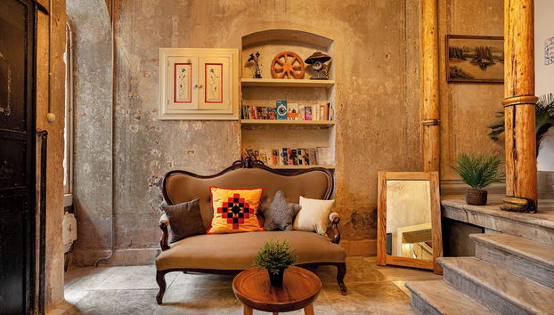 Lobby lounge