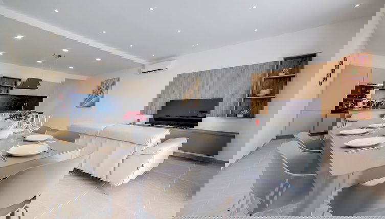Foto 1 - Elegant Sliema Penthouse, Panoramic Terrace