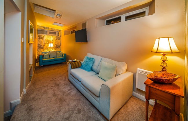 Host Stay Pied-a-terre at Manor View - Photo 1