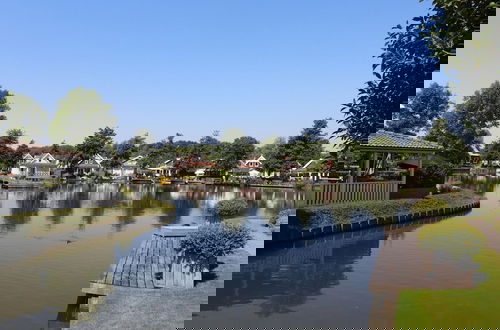 Foto 10 - Cosy Holiday Home on the Water With Garden