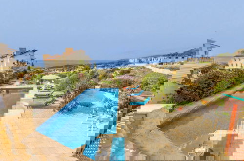 Foto 11 - Cliffside Villa