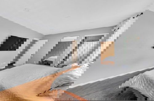 Foto 6 - Minimal Modern Home Getaway 4 Bedroom Home