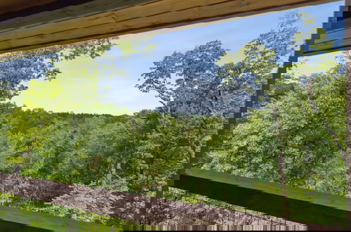 Foto 41 - Hilltop Dreamin' 4 Bedroom Cabin by RedAwning