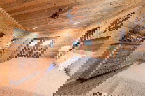 Foto 3 - Victoria's Secrets 5 Bedroom Cabin by RedAwning