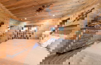 Foto 3 - Victoria's Secrets 5 Bedroom Cabin by RedAwning