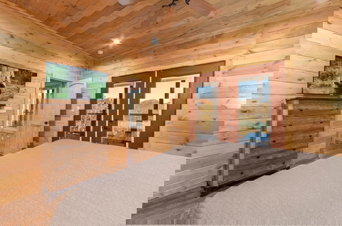 Foto 5 - Victoria's Secrets 5 Bedroom Cabin by RedAwning
