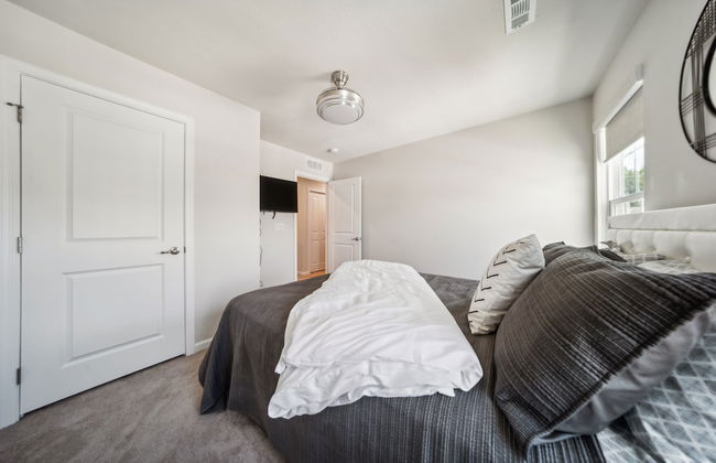 Veiled Secrets: Unraveling The Mystery Of Solitude 3 Bedroom Home by RedAwning - Foto 3