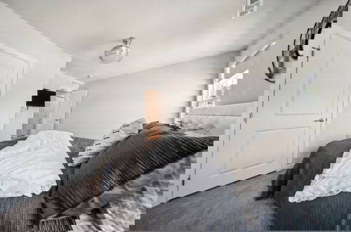 Foto 3 - Veiled Secrets: Unraveling The Mystery Of Solitude 3 Bedroom Home by RedAwning