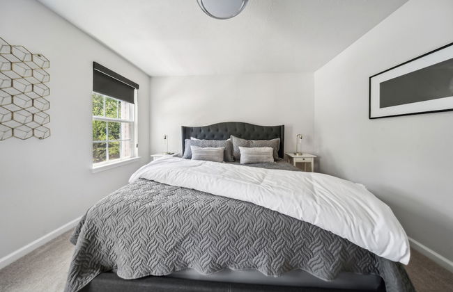 Veiled Secrets: Unraveling The Mystery Of Solitude 3 Bedroom Home by RedAwning - Foto 4