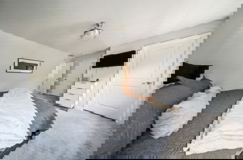 Foto 5 - Veiled Secrets: Unraveling The Mystery Of Solitude 3 Bedroom Home by RedAwning