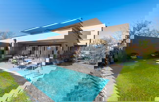 Foto 1 - Modern Apartment With Private Swimming Pool
