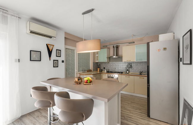 Premium Apartment With Patio - Photo 11