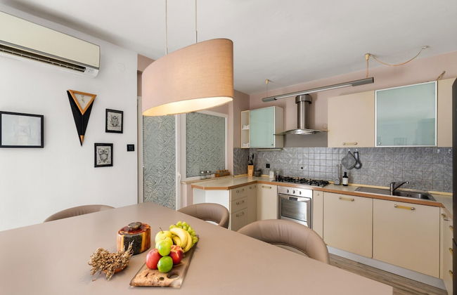 Premium Apartment With Patio - Photo 12
