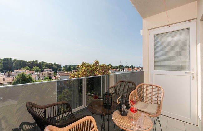 Premium Apartment With Patio - Photo 19