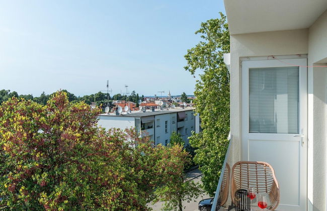 Premium Apartment With Patio - Photo 26