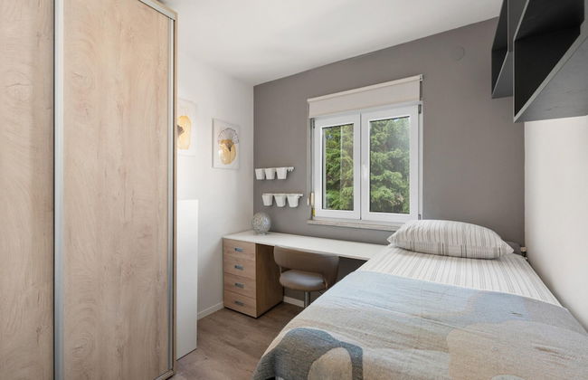 Premium Apartment With Patio - Photo 3