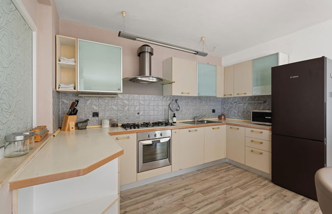 Premium Apartment With Patio - Photo 14