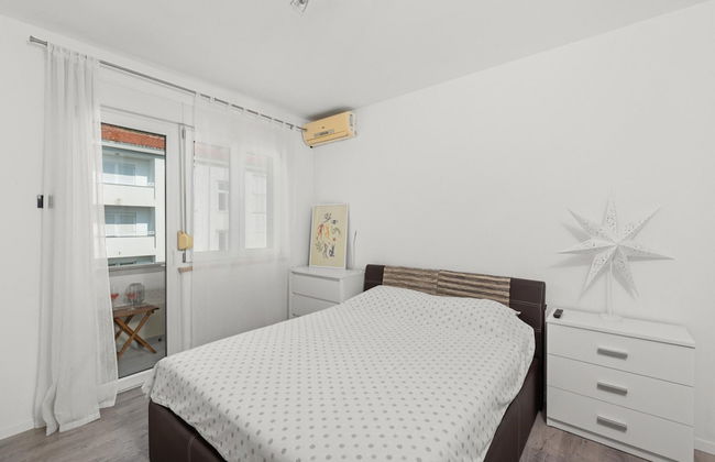 Premium Apartment With Patio - Photo 4