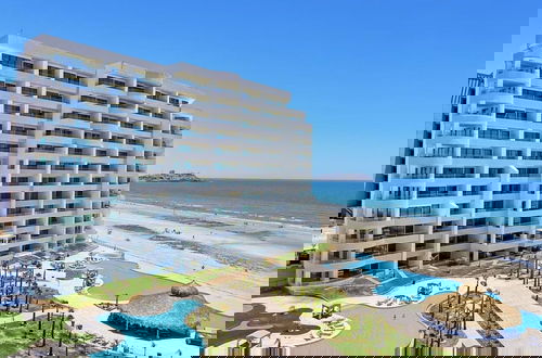 Foto 55 - Luxury New Oceanfront Condo 5BR Sleeps 12