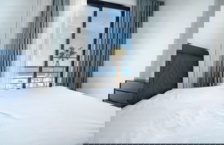 Foto 2 - Spectacular Modern Apartment With Front-line Sea Views and Roof Terrace