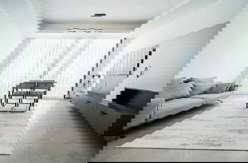 Foto 13 - Spectacular Modern Apartment With Front-line Sea Views and Roof Terrace