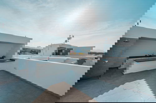 Foto 35 - Spectacular Modern Apartment With Front-line Sea Views and Roof Terrace