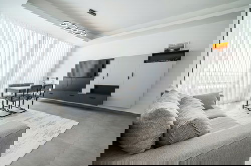 Foto 12 - Spectacular Modern Apartment With Front-line Sea Views and Roof Terrace
