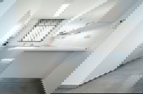 Foto 27 - Spectacular Modern Apartment With Front-line Sea Views and Roof Terrace