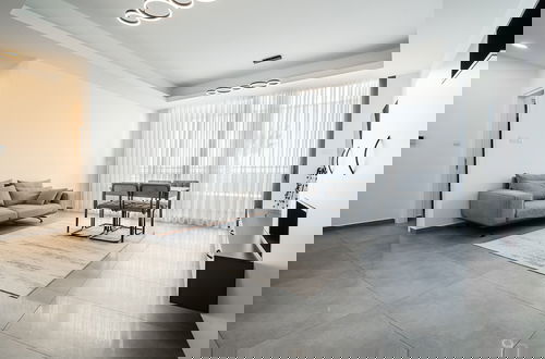 Foto 14 - Spectacular Modern Apartment With Front-line Sea Views and Roof Terrace