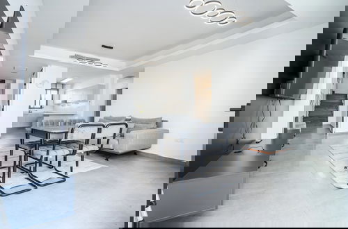 Foto 9 - Spectacular Modern Apartment With Front-line Sea Views and Roof Terrace