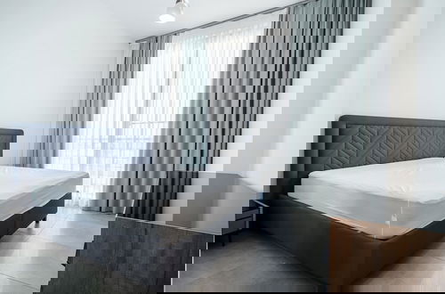 Foto 4 - Spectacular Modern Apartment With Front-line Sea Views and Roof Terrace