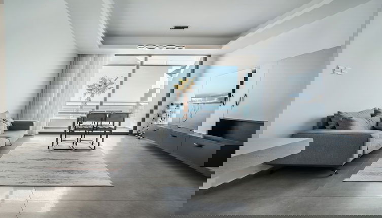 Foto 1 - Spectacular Modern Apartment With Front-line Sea Views and Roof Terrace