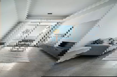 Foto 1 - Spectacular Modern Apartment With Front-line Sea Views and Roof Terrace
