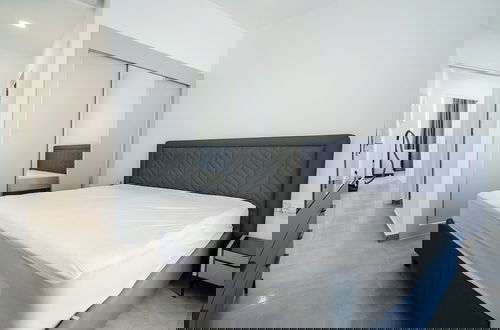 Foto 3 - Spectacular Modern Apartment With Front-line Sea Views and Roof Terrace