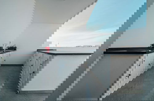 Foto 32 - Spectacular Modern Apartment With Front-line Sea Views and Roof Terrace