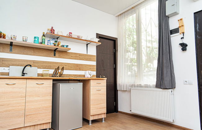 Cute Ground Floor with Free Parking - Photo 11