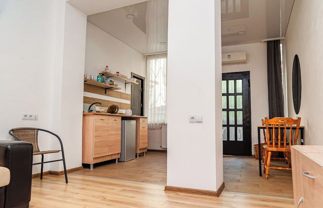 Cute Ground Floor with Free Parking - Photo 2