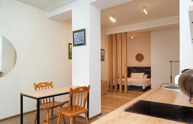 Cute Ground Floor with Free Parking - Photo 4