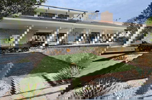 Foto 5 - Luxurious Modern Retreat With Private Pool Patio