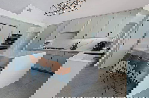 Foto 13 - Luxurious Modern Retreat With Private Pool Patio