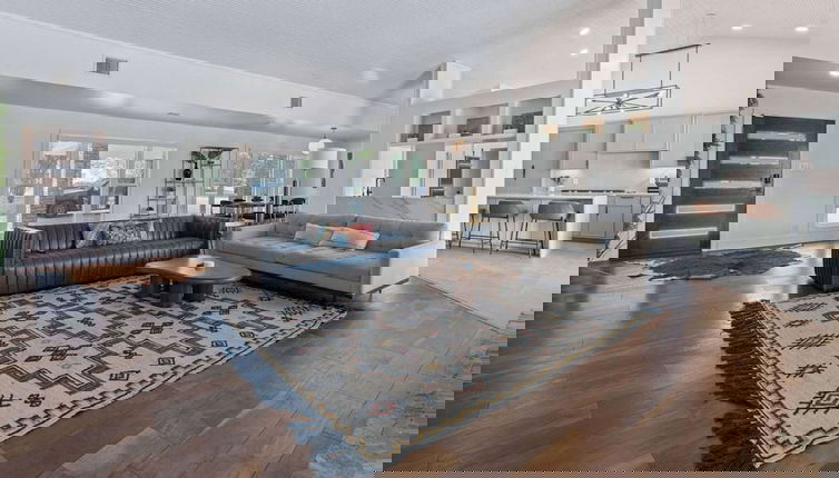 Foto 1 - Luxurious Modern Retreat With Private Pool Patio