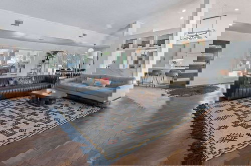 Foto 1 - Luxurious Modern Retreat With Private Pool Patio